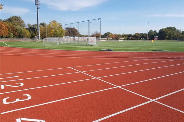 Aanleg kunststof atletiekpiste in PU met een kunstgras voetbalveld - Sportinfrabouw NV